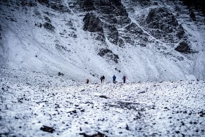© Matthieu Reynier - Passage de col encore saupoudré de neige Passage de col encore saupoudré de neige