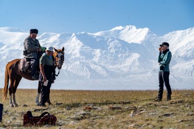 © Matthieu Reynier - Rencontre avec un cavalier dans ce fabuleux contexte de balcon sur le Lénine qu'est le Pamir Alay Rencontre avec un cavalier dans ce fabuleux contexte de balcon sur le Lénine qu'est le Pamir Alay