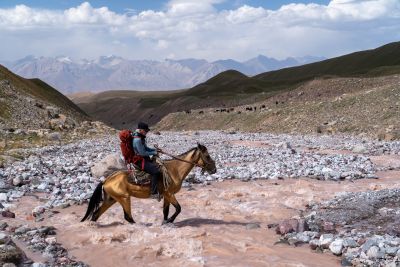 © Matthieu Reynier - La traversée d'un gué, aidé par les muletiers La traversée d'un gué, aidé par les muletiers