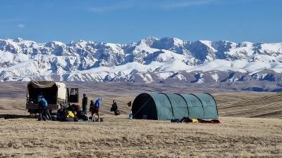 © Matthieu Libeer - La tente mess et le bivouac à Boz Jalpak La tente mess et le bivouac à Boz Jalpak