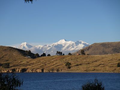 © Terres Oubliées - La Cordillère Royale est majestueuse derrière les rives du lac. La Cordillère Royale est majestueuse derrière les rives du lac.