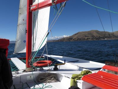 © Terres Oubliées - La balade en catamaran avec les points de vue sur le lac et la cordillère derrière ! La balade en catamaran avec les points de vue sur le lac et la cordillère derrière !