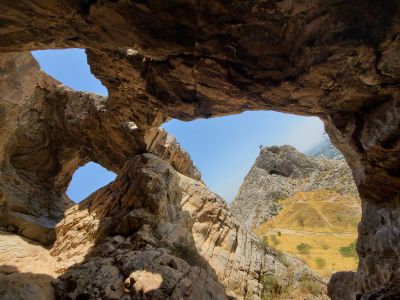 Grotte à Och dans la montagne de Sulaiman- Too