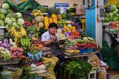 © Julien Defourny - Au marché local, gorgé de fruits et légumes tropicaux Au marché local, gorgé de fruits et légumes tropicaux