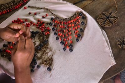 © Julien Defourny - Artisanat et confection de bijoux avec des graines de Huayruro Artisanat et confection de bijoux avec des graines de Huayruro