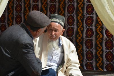 © Stéphanie Kergourlay - Moments de vie et échanges entre sages ouzbeks Moments de vie et échanges entre sages ouzbeks