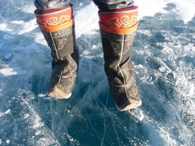© Terres Oubliées - Bottes Mongoles sur le lac Tsaagan Nuur Bottes Mongoles sur le lac Tsaagan Nuur
