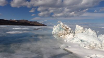 © Matthieu Libeer - Le reflet sur le lac  et sa formation de banquise Le reflet sur le lac  et sa formation de banquise