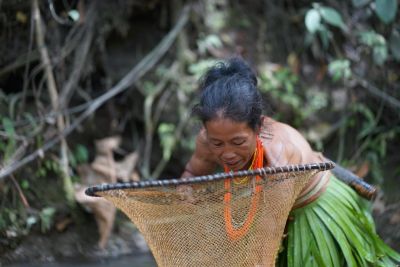 © Terres Oubliées - femme Mentawai pêchant dans la rivière femme Mentawai pêchant dans la rivière
