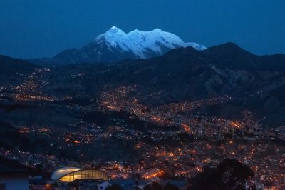 © Rodrigo Gonzales - La Paz la tentaculaire et derrière les trois sommets de l'Illimani qui la dominent à plus de 6000 La Paz la tentaculaire et derrière les trois sommets de l'Illimani qui la dominent à plus de 6000