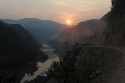 © Nicolas Vidal - Jour 5 : Nam Kat - navigation en pirogue sur la rivière Nam Ou - Nong Khiaw Jour 5 : Nam Kat - navigation en pirogue sur la rivière Nam Ou - Nong Khiaw
