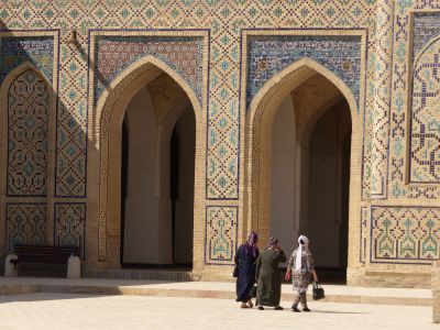 Promenade devant les palais à Samarcande