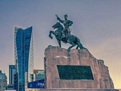 Statue de Damdin Sükhbaatar, le héros rouge sur la place principale de la capitale.