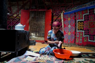Des moments passés sous la yourte et l'hospitalité nomade traditionnelle à Pshart Des moments passés sous la yourte et l'hospitalité nomade traditionnelle à Pshart