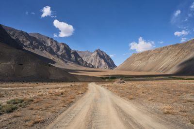 © La beauté des paysages dans la vallée de Bartang - Jour 12  : Traversée de la vallée de Bartang  – Randonnée dans la vallée de Jizev - Hameau de Chadin  2500m Jour 12  : Traversée de la vallée de Bartang  – Randonnée dans la vallée de Jizev - Hameau de Chadin  2500m