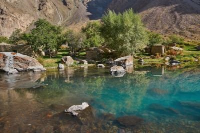 © Terres oubliées - Lac aux abords du petit hameau de Chadin Lac aux abords du petit hameau de Chadin