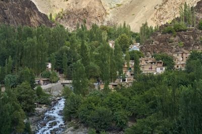 © Terres oubliées - Les fonds de vallée sont toujours très verdoyants et tranchent avec le minéral Les fonds de vallée sont toujours très verdoyants et tranchent avec le minéral