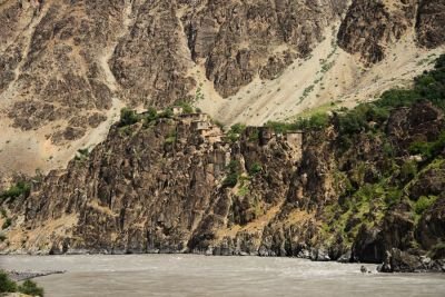 La rivière Pianj et au loin, un village afghan