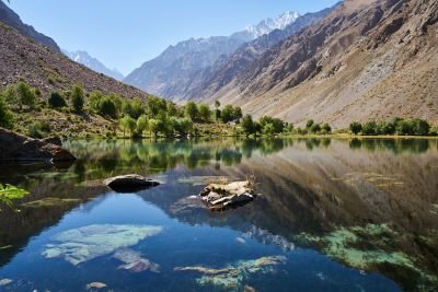 Le lac attendant au petit village de Chadin