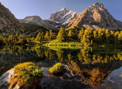 Au bord du lac Iskanderkul