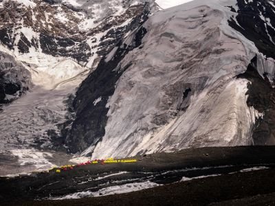 Les tentes jaunes du camp 1, au pied des langues glaciaires