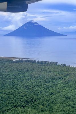 voyage au Vanuatu : volcan sur l'océan depuis l'avion entre Efate et Ambrym