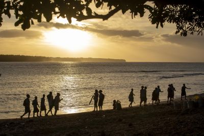 Les enfants rentrent de l'école au Vanuatu, voyage dans le Pacifique Sud