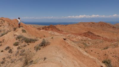 © Matthieu Libeer - Les gorges et l'Issyk Kul en arrière plan Les gorges et l'Issyk Kul en arrière plan