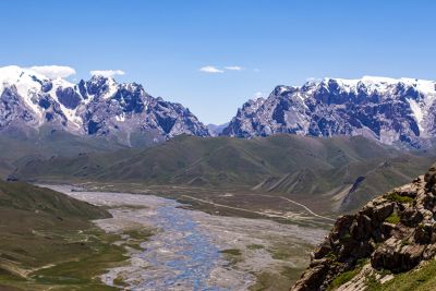 © Terres oubliées - A  Kok Ya, dans la vallée d'Ak Say, vue sur les montagnes faisant frontière avec la Chine A  Kok Ya, dans la vallée d'Ak Say, vue sur les montagnes faisant frontière avec la Chine