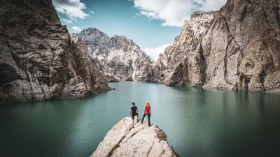 © Terres oubliées - Le Lac KeL Suu, enchâssé dans les montagnes Le Lac KeL Suu, enchâssé dans les montagnes