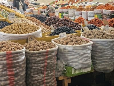 © Matthieu Libeer - Fruits secs à profusion dans les marchés de Bichkek Fruits secs à profusion dans les marchés de Bichkek