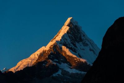 © Jean-Claude Colin - Le sommet de l'Artesonraju de la Paramount et ses 6025 mètres Le sommet de l'Artesonraju de la Paramount et ses 6025 mètres