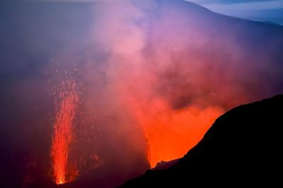 Eruption du volcan Yasur, ile de Tanna, voyage Vanuatu