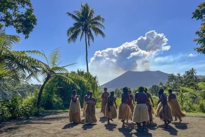 Voyage au Vanuatu, Océanie : danses traditionnelles tribales au pied du volcan Yasur sur l'ile de Tanna