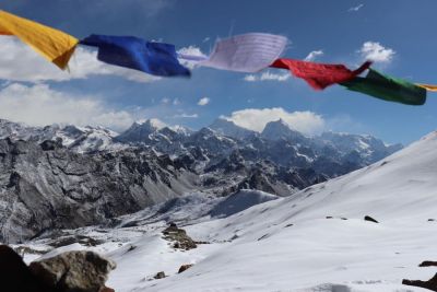 vue sur les sommets enneigés au nepal