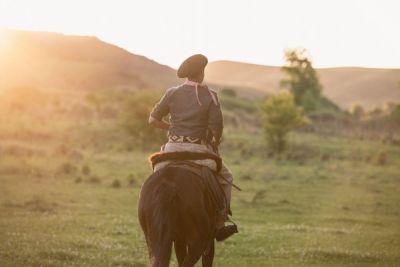 gaucho argentin sur son cheval dans la pampa argentine