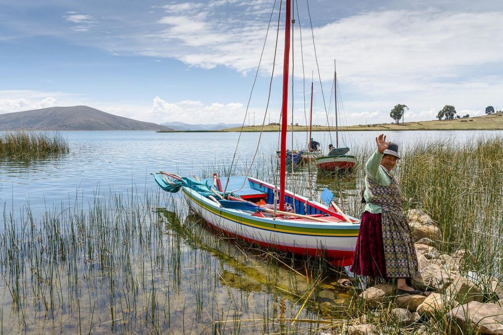 Femme péruvienne sur sa barque au lac titicaca au Pérou - &copy; Terres Oubliées