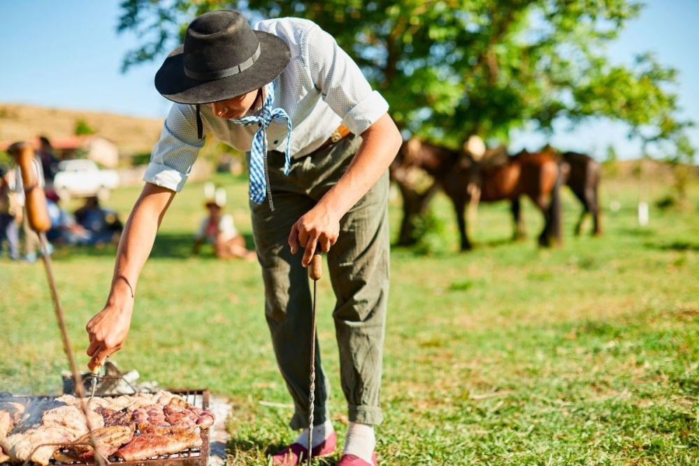 gaucho en plein asado dans la pampa en argentine - &copy; Canava