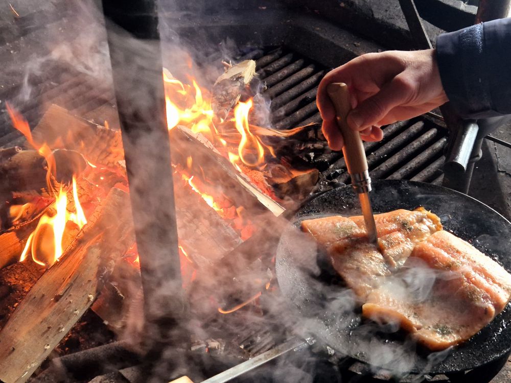 pause saumon grillé dans un kota traditionnelle en laponie - &copy; Ana Cacheira Poinson