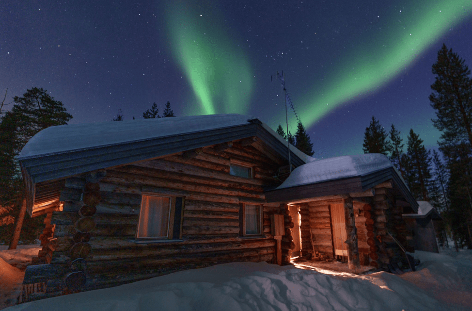 aurores boreales au dessus d'un chalet en bois en finlande - &copy; Ana Cacheira Poinson