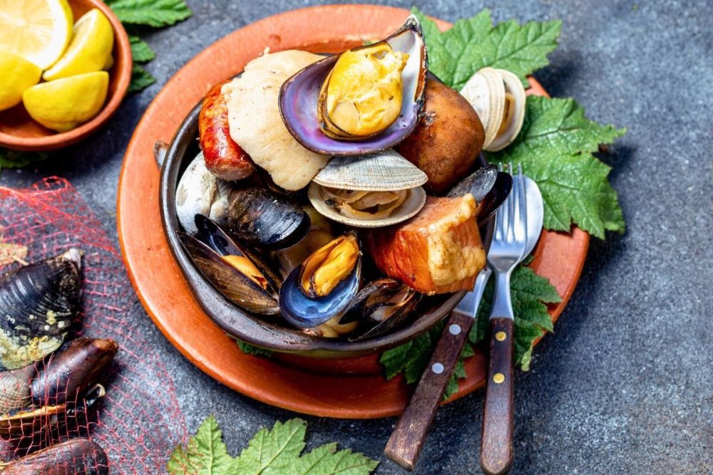 curanto plat traditionnelle de la terre de feu - &copy; Larisa Blinova
