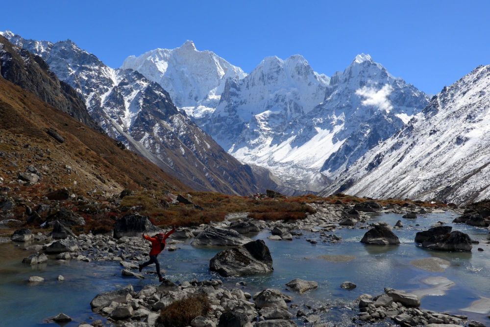 trekkeur face au sommets du nepal - &copy; Alexandre Ulcakar