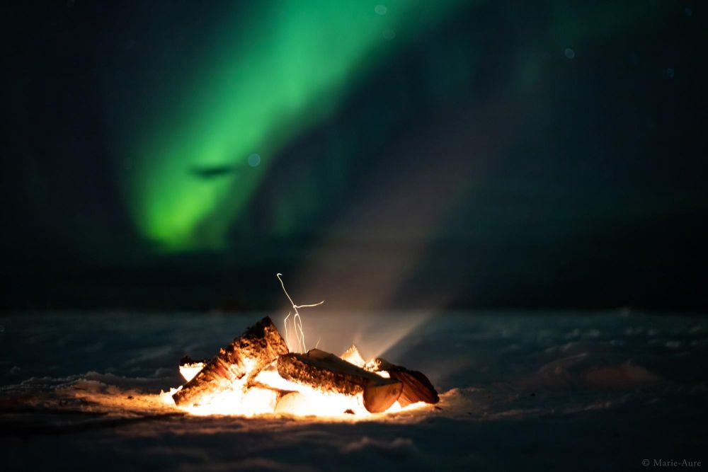 feu de camp sous les aurores boreales en suede - &copy; Marie-Aure Cotta