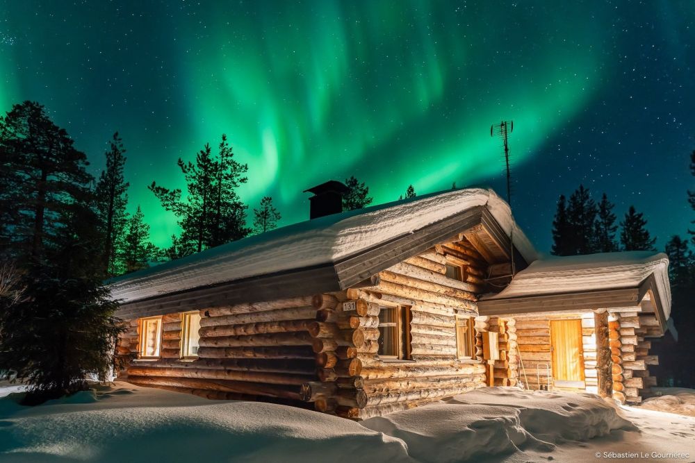 chalet en bois sous les aurores boreales en laponie - &copy; Seb Le Gourrierec