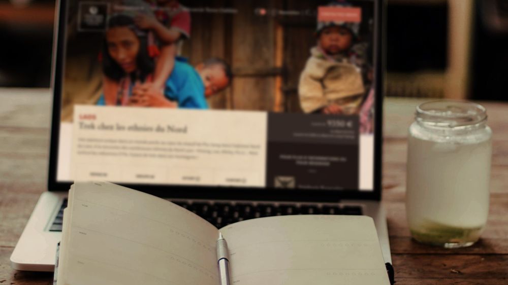 séance de travail devant le site web - &copy; Terres Oubliées