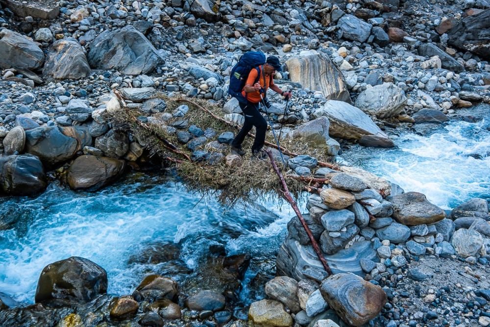 passage de ruisseau trek au nepal - © Franck charton