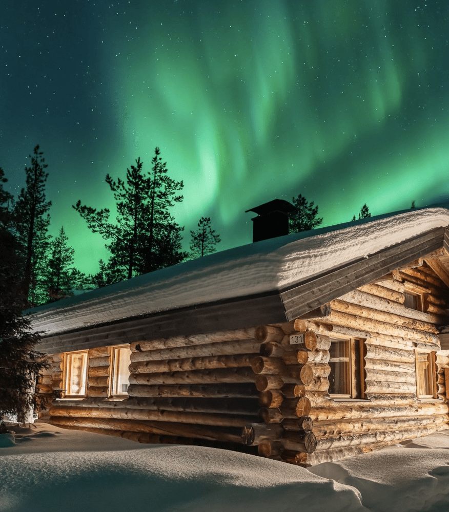 Chalet en bois sous les aurores boréales en Laponie - &copy; Sebastien Le Gourrierrec