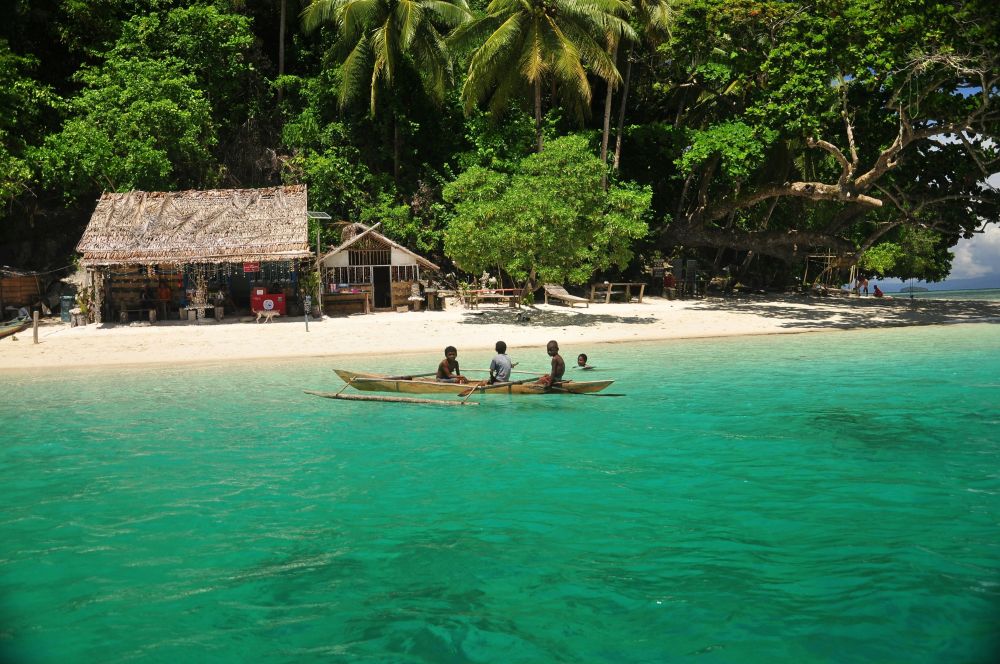 pecheurs su r une barque au rajat ampat - © Oke