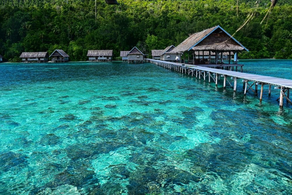 pilotis sur les eaux turquoise des raja ampat - © Snapsaga