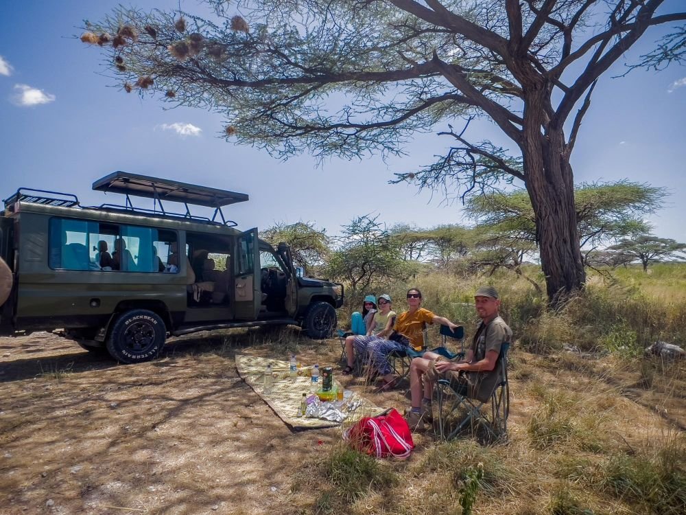 pause à l'ombre d'un arbre safari en famille au kenya - &copy; Sylvain Lefebvre